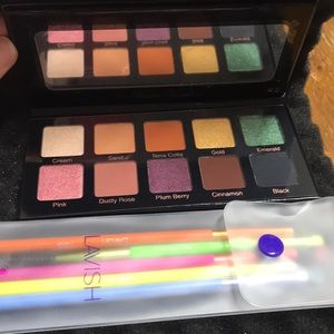 Violet Voss EyeShadow Pallet with Lavish brush set